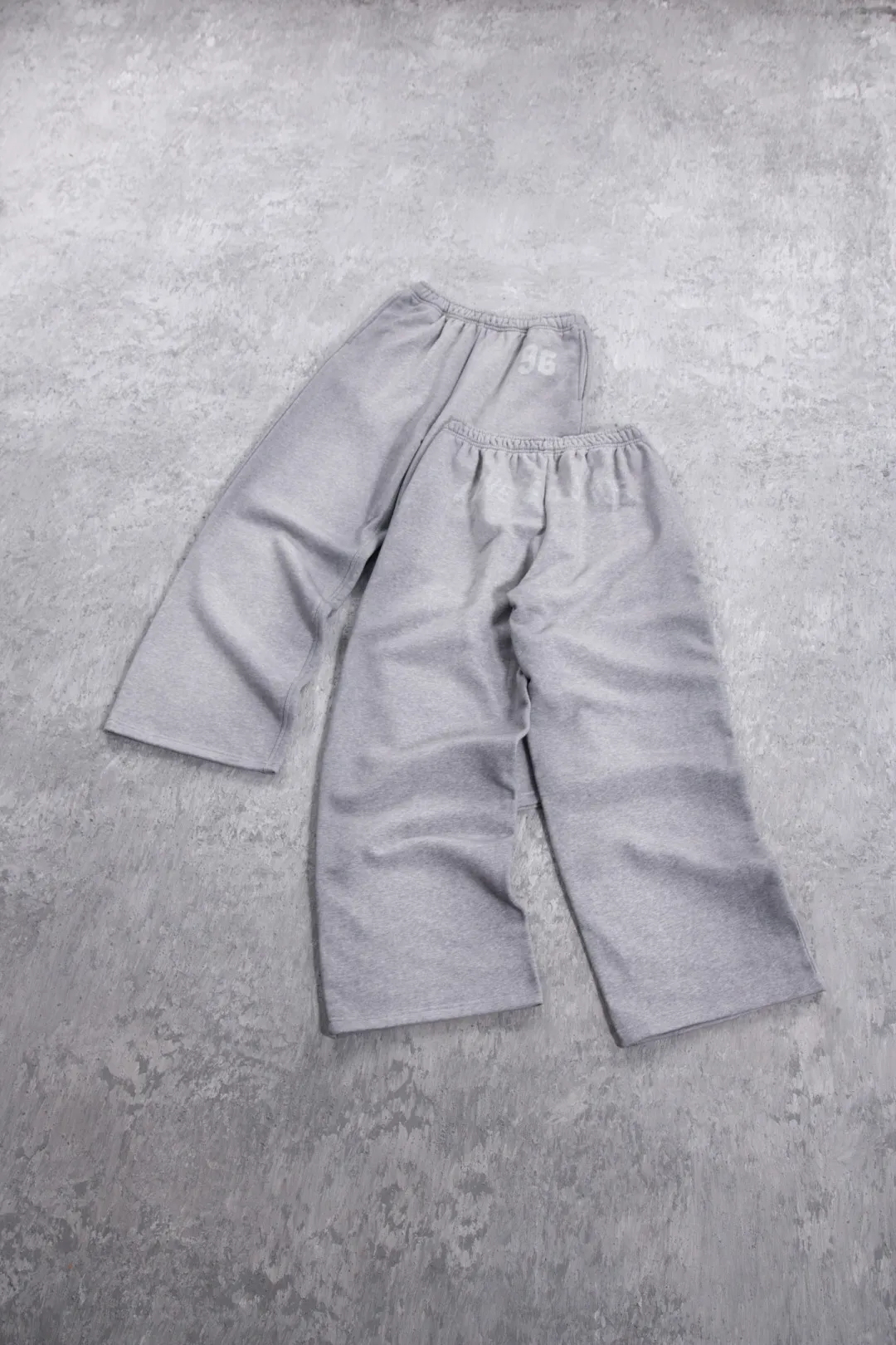 (This fabric is heavy, custom-made, double-sided digital direct-injection dyeing, the process is complicated, and it is more expensive) Acne Studios Stockholm Order number: 3398 Color: Gray ACNE letter drawstring straight trousers Fabric: Pure cotton fabric feels comfortable and not tight, the fabric is extremely comfortable and breathable Craftsmanship: Elastic waistband technology is used. The letters use digital direct-injection technology and are not easy to wear Details: All accessories are customized The level of precision can match the domestic cross-border size table: S (waist 30, hip 56, trouser length 103, foot 26) M (waist 32, hip 58, trouser length 105, foot 27) L (waist 34, hip 60, trouser length 107, foot 28) XL (waist 36, hip 62, trouser length 109, foot 29) Recommendations 173cm and below, 80-130kg S 172-178cm, 130-150kg M 177-182cm, 150-170kg L 180-188cm, 170-190kg XL